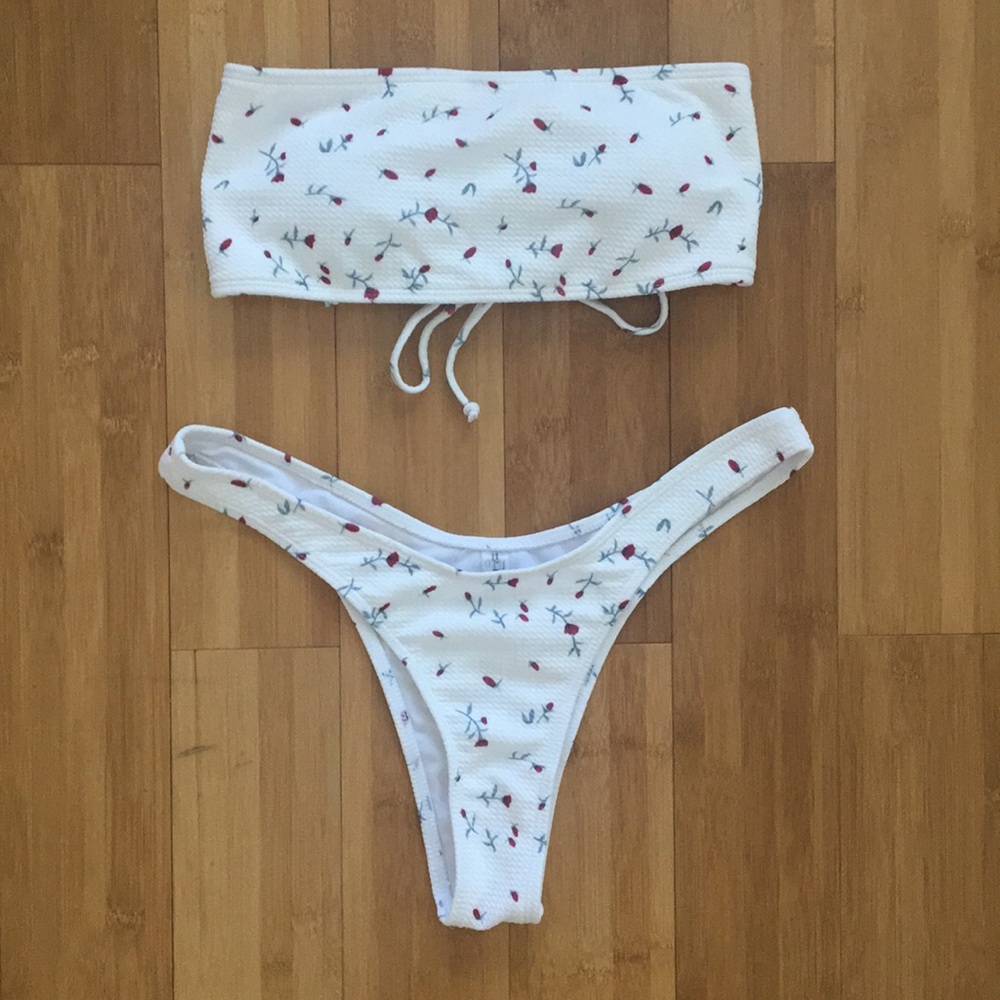 Adorable never-worn dainty floral bikini!